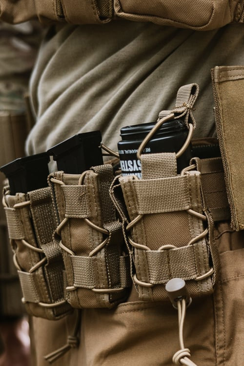 Pouch per Granate Versatile Coyote di 8FIELDS