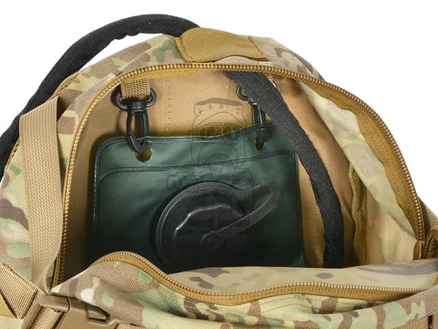 Zaino tattico con tasca per casco - Multicamo di 8FIELDS