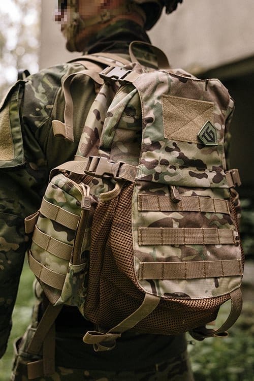 Zaino tattico con tasca per casco - Multicamo di 8FIELDS