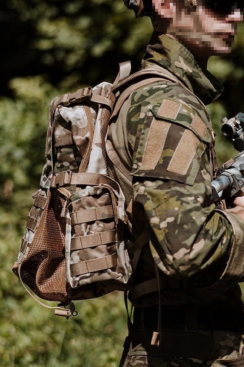 Zaino tattico con tasca per casco - Multicamo di 8FIELDS