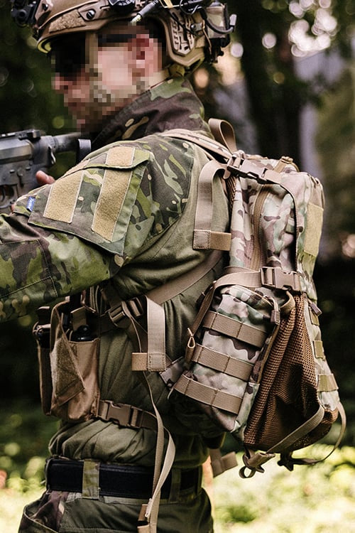 Zaino tattico con tasca per casco - Multicamo di 8FIELDS