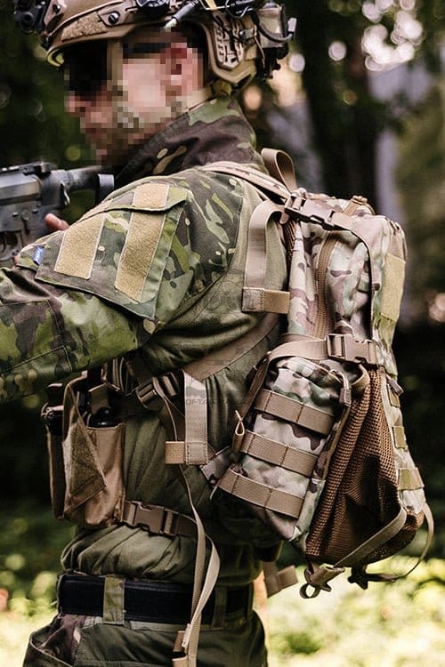 Zaino tattico con tasca per casco - Multicamo di 8FIELDS