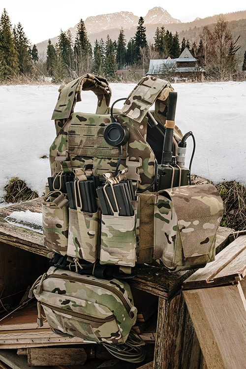 Buckle Up Assault Plate Carrier Multicamo di 8FIELDS