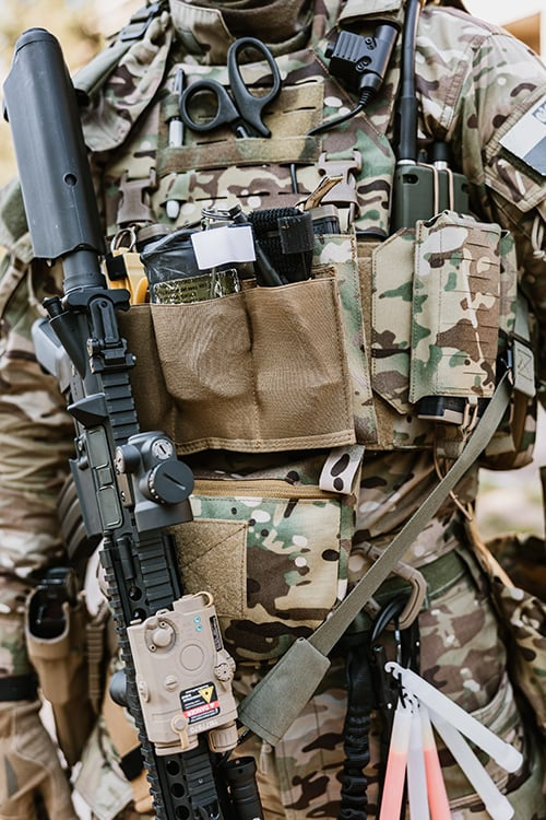 Portapiastre Operator Laser-Cut Buckle Up AR15/AK Multicam di 8FIELDS