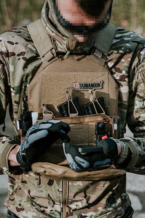 Plate Carrier Semplice Coyote con Piastre Fittizie di 8FIELDS