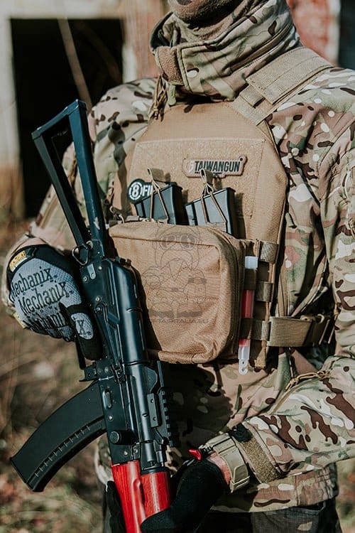 Plate Carrier Semplice Coyote con Piastre Fittizie di 8FIELDS