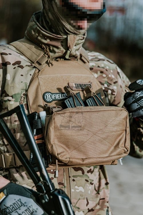 Plate Carrier Semplice Coyote con Piastre Fittizie di 8FIELDS