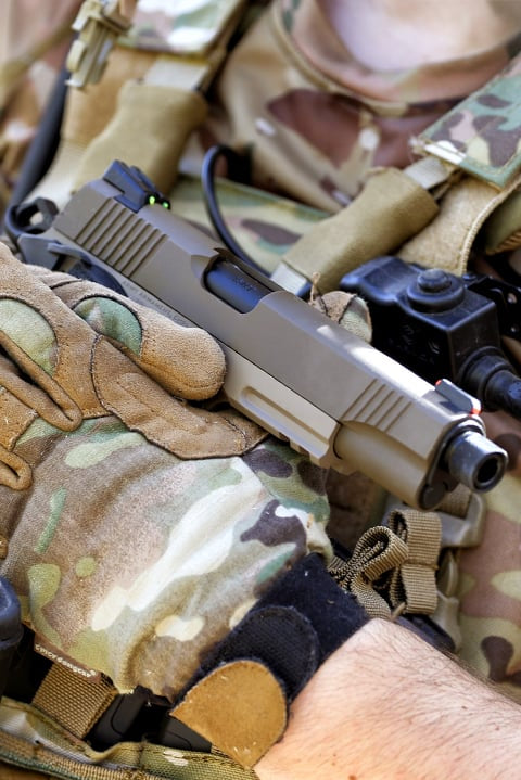Pistola a gas 1911 R32 Sandstorm grigio scuro di ARMY ARMAMENT