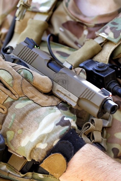 Pistola a gas 1911 R32 Sandstorm grigio scuro di ARMY ARMAMENT