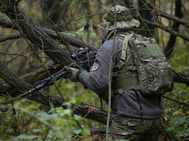 Zaino con pannello frontale MOLLE Coyote di 8FIELDS