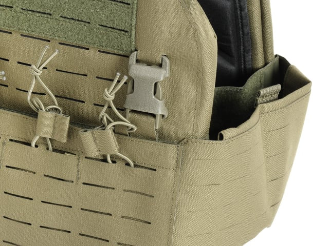 Plate Carrier QRF Laser-Cut Buckle Up con porta caricatori AR15/AK verde oliva di 8FIELDS