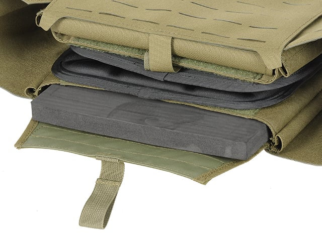 Plate Carrier QRF Laser-Cut Buckle Up con porta caricatori AR15/AK verde oliva di 8FIELDS