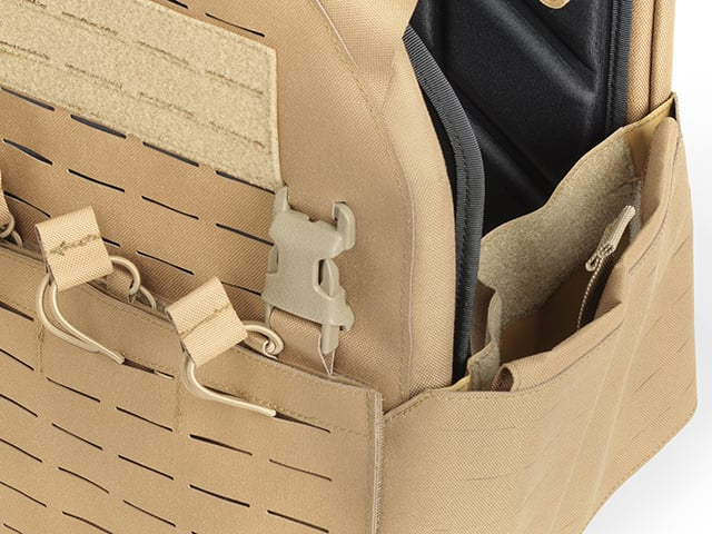 Plate Carrier tattico QRF Laser-Cut Buckle Up con porta caricatori AR15/AK tan di 8FIELDS