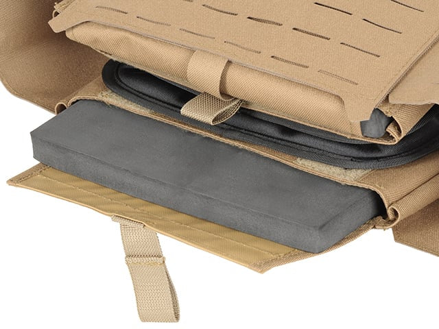 Plate Carrier tattico QRF Laser-Cut Buckle Up con porta caricatori AR15/AK tan di 8FIELDS