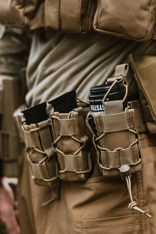 Pouch per Granate Versatile Coyote di 8FIELDS