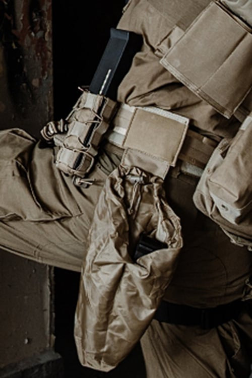 Elastic Dump Pouch Coyote di 8FIELDS