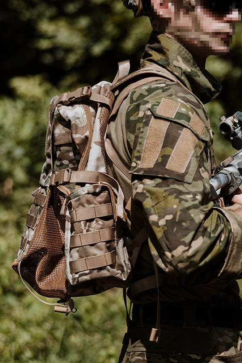 Zaino tattico con tasca per casco - Multicamo di 8FIELDS