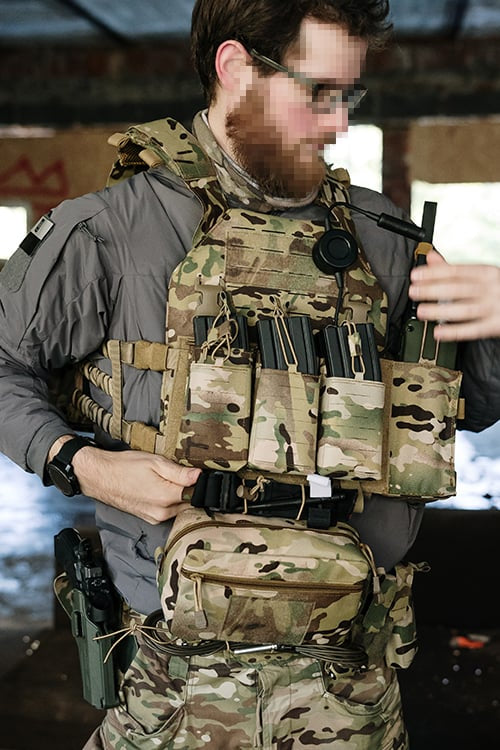 Buckle Up Assault Plate Carrier Multicamo di 8FIELDS