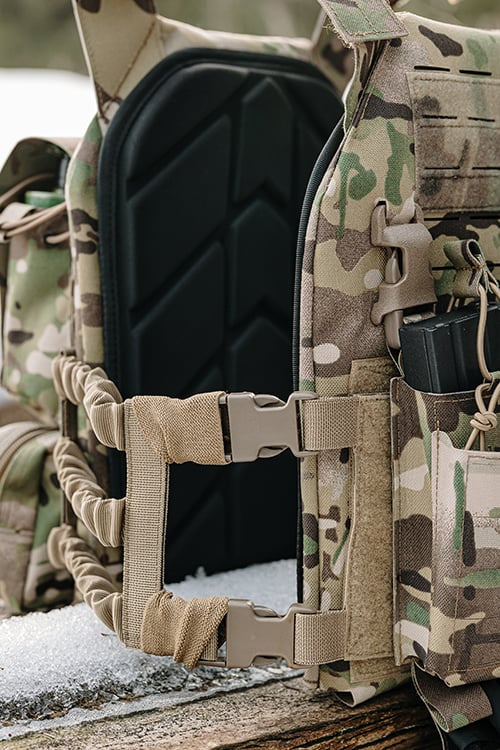 Buckle Up Assault Plate Carrier Multicamo di 8FIELDS