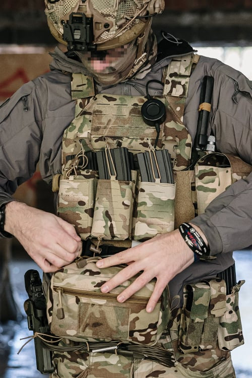 Buckle Up Assault Plate Carrier Multicamo di 8FIELDS