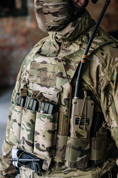 Buckle Up Recon Plate Carrier Multicamo di 8FIELDS