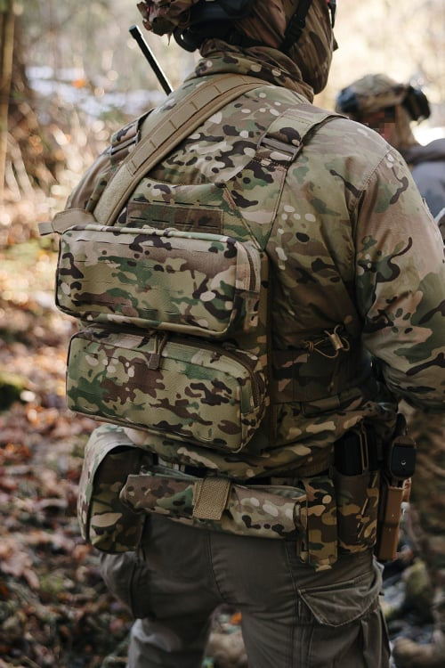 Buckle Up Recon Plate Carrier Multicamo di 8FIELDS