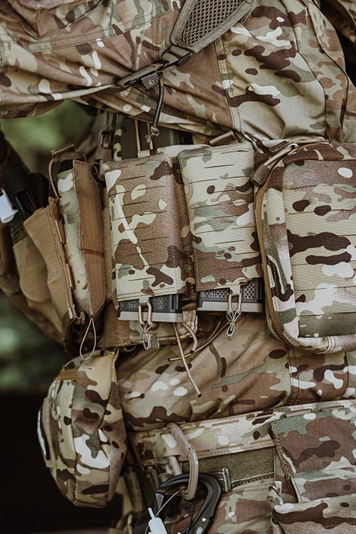 Single Laser-Cut Magazine Pouch Multicamo di 8FIELDS