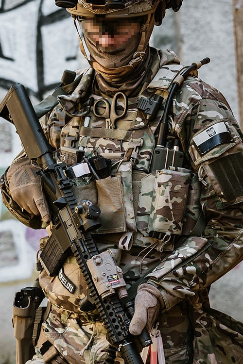 Portapiastre Operator Laser-Cut Buckle Up AR15/AK Multicam di 8FIELDS