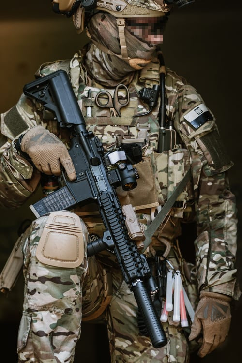 Portapiastre Operator Laser-Cut Buckle Up AR15/AK Multicam di 8FIELDS
