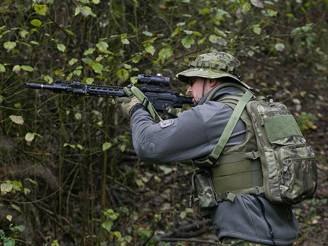 Zaino con pannello frontale MOLLE Coyote di 8FIELDS