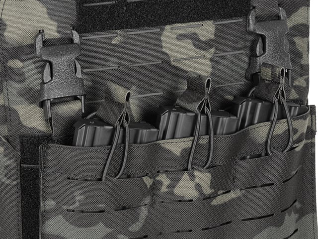 Plate Carrier QRF Laser-Cut con tasca AR15/AK Multicamo Black di 8FIELDS