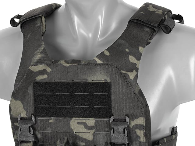 Plate Carrier QRF Laser-Cut con tasca AR15/AK Multicamo Black di 8FIELDS