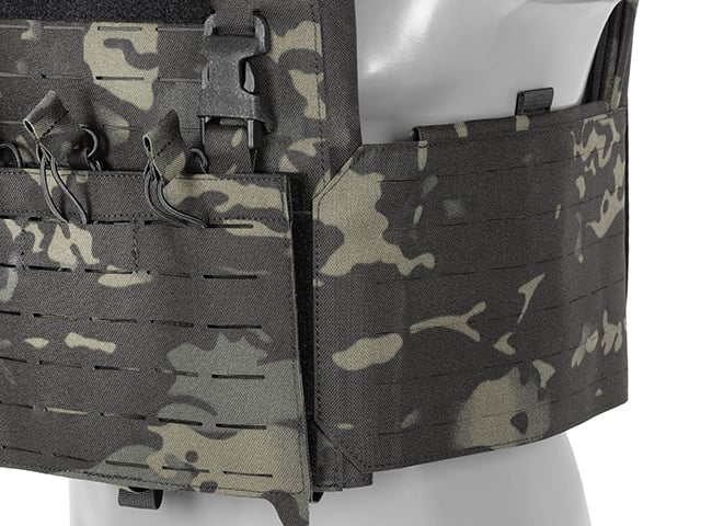 Plate Carrier QRF Laser-Cut con tasca AR15/AK Multicamo Black di 8FIELDS