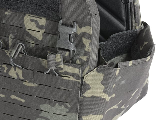 Plate Carrier QRF Laser-Cut con tasca AR15/AK Multicamo Black di 8FIELDS