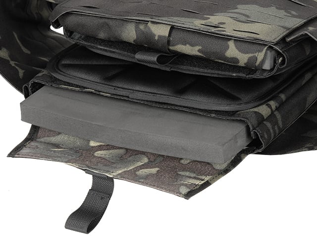 Plate Carrier QRF Laser-Cut con tasca AR15/AK Multicamo Black di 8FIELDS