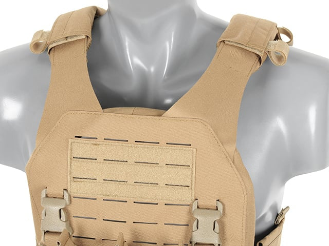 Plate Carrier tattico QRF Laser-Cut Buckle Up con porta caricatori AR15/AK tan di 8FIELDS